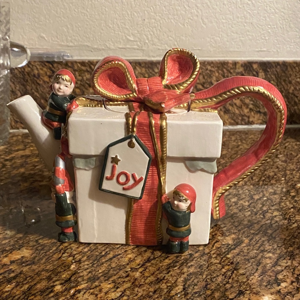 1997 Demdaco Christmas Elf teapot.